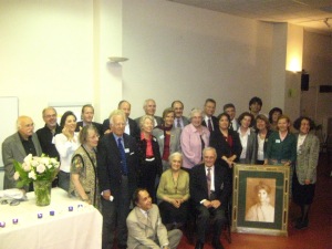 L'ensemble des anciens membres de l'Assemblée spirituelle nationale de France ayant pu se joindre à la célébration autour de Monsieur et Madame Nakhjavani. Devant eux, le tableau de May Bolles Maxwell offert à la communauté française.