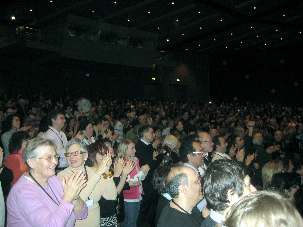 Participants debouts pendant un intermède musical