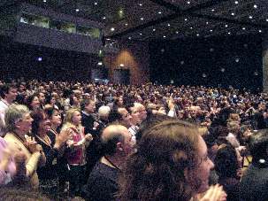 Foule des participants dans la salle plénière principale