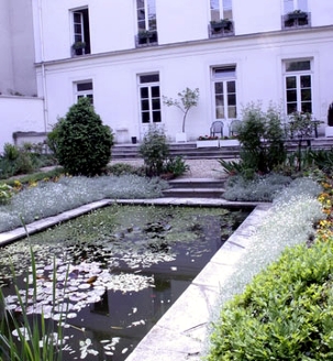 Le jardin du Forum 104, espace de dialogue associatif, culturel et spirituel au 104, rue de Vaugirard, 75006 PARIS.