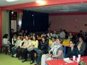 Ambiance cosmopolite et bonne humeur au centre socioculturel.