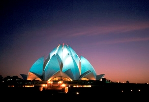 Le Temple du Lotus à New Dehli, en Inde, illumine la nuit de sa beauté. C’est le plus récent des temples bahá’ís. Achevé en 1986, il attire chaque année des millions de visiteurs.