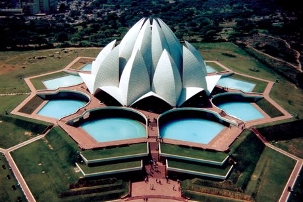 Les Maisons d’adoration bahá’íes présentent toutes neuf côtés surmontés d’un dôme central, symbolisant à la fois la diversité de la race humaine et son unité essentielle. Ici le Temple du Lotus en Inde avec ses neuf portes et ses neuf bassins.