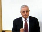 Monsieur Nakhjavani, a été élu membre de la première Maison universelle de Justice en 1963 et a effectué au total 8 mandats, soit quarante années de service
