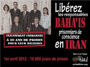 L’affiche grand format des prisonniers bahá’ís est formée de centaines de petites photographies de personnes actuellement emprisonnées en Iran, notamment des journalistes, des syndicalistes, des militants étudiants et féministes, des responsables religieux et des leaders de l’opposition.