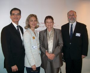 Baronne Sarah Ludford (deuxième de droite) avec des représentants bahá'ís, Kazem et Christine Samandari (gauche) et Laszlo Farkas (droite)