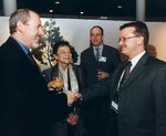 Baronne Sarah Ludford avec Michael Gahler (droite) membre allemand du Parlement européen, Barney Leith (gauche) et Daniel Wheatley (deuxième de  droite). Photo du Parlement européen
