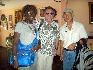 A la conférence de Managua : Philippe le chroniqueur au centre, en compagnie de K.Goh et Maryze Pochot, des bahá’ís de Guadeloupe.