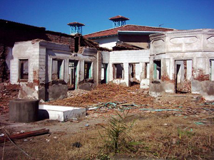 Tombeau de Quddus pendant sa démolition, Babol, Iran, avril 2004