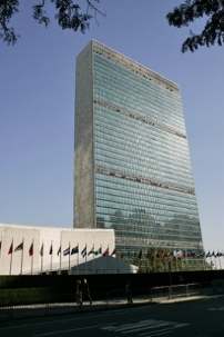 Le siège des Nations unies à New York. Aujourd’hui, la troisième Commission de l’Assemblée générale des Nations unies a voté en faveur d’une résolution qui condamne l’Iran pour « ses violations graves, permanentes et récurrentes des droits de l’homme ». La résolution – dont on attend la confirmation par l’Assemblée plénière en décembre – demande également que le secrétaire général des Nations unies publie, l’année prochaine, un nouveau rapport concernant les droits de l’homme en Iran. Photo ONU/Mark Garten.