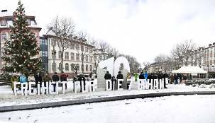 Le 18 décembre, un groupe de défenseurs des droits de l’homme brave les mauvaises conditions météorologiques dans la ville allemande de Mainz. Leur panneau indique « Liberté pour les sept bahá’ís ».