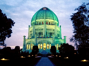 La Maison d’Adoration de Wilmette dans l’Illinois aux Etats-Unis. Inauguré en 1953, c’est le premier Temple bahá’í occidental.