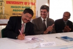 L’Honorable vice-chancelier M. Ratnakar Gailwad signant le mémorandum d’entente.