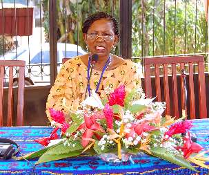 Une représentante de l’Assemblée spirituelle nationale des bahá’ís du Cameroun accueille les participants à la conférence de son pays.