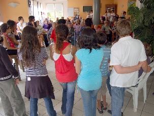 Les jeunes  de 12-14 ans, inscrits à l’école d’été, ont organisé  un acte de service à la maison de retraite de St. Sernin. Ils ont chanté des chansons, présenté des sketches, offert des dessins et discuté avec les personnes âgées.