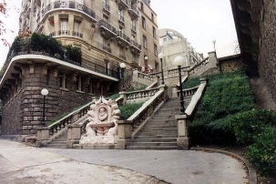 L'entrée de la rue Camoëns à Paris, où Abdu'l-Bahá logea pendant 9 semaines lors de son voyage en Europe