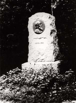 Une photo du  monument commémoratif originel de Bad Mergentheim, qui avait été retiré sous le régime nazi
