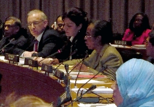 Au centre gauche : Augusto Lopez-Claros et à sa gauche, Fuliya Vekiloglu, lors d’une conférence le 25 février 2008 à la Commission des Nations-Unies sur le statut des femmes. Tous les deux ont souligné l’ensemble des bénéfices pour la société lorsque les femmes et les filles accèdent à leur place légitime à égalité avec les hommes et les garçons