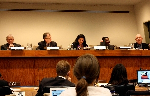 La Communauté internationale bahá’íe a parrainé une discussion sur le changement climatique et ses implications pour l’Afrique en mai 2008 à New York. De gauche à droite : Dwight Allen, de Old Dominion University ; Stephen Connor de l’International Research Institute for Climate and Society, Columbia University (Institut international de recherche pour l'étude du climat et de la société, université de Columbia) ; Bani Dugal du Bureau de la Communauté internationale bahá’íe ; Modest Jonathan Mero de Mission of Tanzania auprès de l'ONU et Don Brown, de Penn State University.