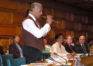 Kevin Locke jouant de la flûte au cours d’une table ronde des Nations unies tenue durant la Journée internationale pour l’éradication de la pauvreté. Il a ouvert cette réunion par une prière récitée dans sa langue natale, le dialecte sioux Lakota. L’évènement s’est déroulé le 17 octobre 2008 au siège des Nations unies à New York.