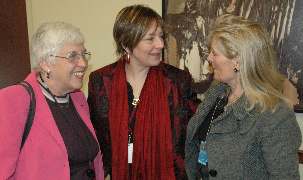 À gauche, la baronne Joyce Gould, présidente de la « Women's National Commission » britannique et, à droite, Jan Floyd-Douglass, directrice de la même commission, étaient parmi les orateurs du colloque réuni le 3 mars dans le cadre de la Commission des Nations unies concernant le statut des femmes. Zarin Hainsworth-Fadaei, également originaire du Royaume Uni est présente à leur côté.