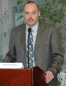 Michael Karlberg de la Western Washington University s’est exprimé au cours d’une discussion intitulée « Portrayal or Betrayal : How the Media Depicts Women and Girls » (Description ou Trahison : L’image des femmes et des adolescentes dans les médias). La Communauté internationale bahá’íe accueillait l’évènement dans ses bureaux des Nations unies à New York.