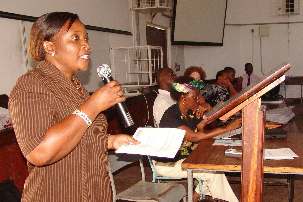 Stella M.Manyanyan, membre du Parlement, lors de son exposé sur « le rôle de la famille et de la jeunesse dans l’établissement de communautés plus instruites