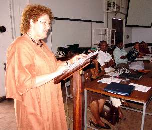 Sohaila Loftus, représentante des bahá’is de Tanzanie, lors de sa conférence portant sur le rôle des familles et de la jeunesse dans la construction de communautés