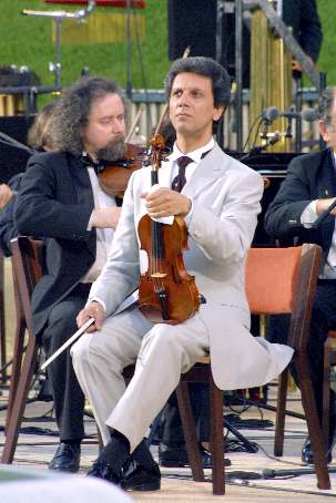 Bijan Khadem-Missagh , (le violoniste visible sur cette photo), et ses deux sœurs, Dorothy et Shirin, se produiront lors du Festival de Chypre.