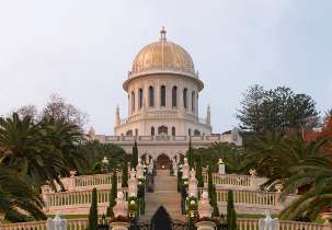 Le tombeau du Báb sur le mont Carmel, Haïfa, Israël, nouvellement dévoilé après plus de deux années de restauration importante et de travaux de conservation. En 2008, le Tombeau a été inscrit – avec le tombeau de Bahá’u’lláh, à coté d’Acre – en tant que site « d’une valeur universelle exceptionnelle » au patrimoine mondial de l’UNESCO. Crédit photo du Centre mondial bahá’í. Tous droits réservés.