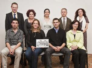 La nouvelle Assemblée spirituelle nationale des bahá’ís d’Espagne présentant une photo de groupe des participants à la première convention nationale bahá’íe espagnole qui s’est tenue à Madrid, en avril 1962.