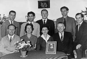 Les membres de la première Assemblée spirituelle nationale des bahá’ís des Pays-Bas, élue pour la première fois en avril 1962, en même temps que 10 autres assemblées européennes. Gunter Vieten, un des deux membres encore en vie de cette Assemblée, se trouve sur cette photo, au fond à droite.