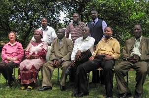 La nouvelle Assemblée spirituelle nationale des bahá’ís du Burundi, réélue pour la première fois après une interruption de 17 ans.