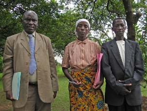 Trois personnes de l’ethnie Batwa qui ont assisté à la première convention nationale des bahá’ís du Burundi, en 17 ans. De gauche à droite : Delphin Sebitwa – qui a été parmi les neuf personnes élues à l’Assemblée spirituelle nationale, Christine Ndayikengurutse, et Cyriaque Mpawentmana.