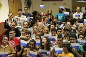 Les jeunes réunis à Dijon pour la session de formation intensive à la séquence de cours proposée par l’Institut de formation baha’i de France du 11 au 17 juillet 2011 ont consacré un temps de réflexion pour planifier des actions autour de la campagne de cartes postales.