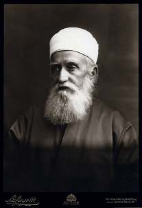 ‘Abdu’l-Bahá photographié lors de sa visite à Londres par le fameux Lafayette studio. Il a séjourné quatre semaines dans cette ville en septembre 1911 et y est revenu de décembre 1912 à janvier 1913.