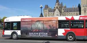 Une affiche de la maison d’adoration de New Delhi, couvrant le côté d’un bus à Ottawa au Canada, fait partie de la campagne mondiale Incredible India, lancée par le gouvernement indien.