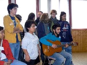 Les jeunes, réunis en chorale, ont chanté pour « mettre le feu » !