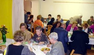 Repas convivial à l’occasion des Jours Intercalaires  au Centre National bahá’í, rue Pergolèse à Paris, avec la présence des participants à la retraite inter- spirituelle du Forum 104 de janvier dernier.