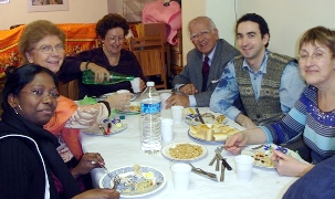 Repas convivial inter-religieux en 2008 au Centre bahá'í national de Paris à l’occasion des Jours intercalaires.