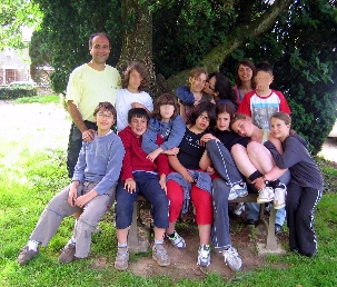 L’équipe de jeunes du groupe Patch Work et leurs animateurs lors de leur camp d’été 2007.