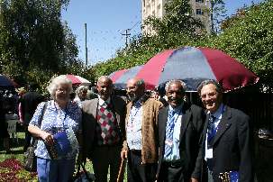 Dans les jardins du Centre national bahá’í à Addis Abeba. De gauche à droite : Françoise et Rebbi Teclemariam venus de France. Asfaw Tessema, secrétaire de l'Assemblée spirituelle nationale des bahá’ís d’Ethiopie, Belete Worku, Ethiopien qui vit en Namibie et Aziz Charles Mesbah, venu de France