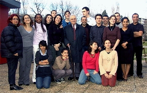 Monsieur Nakhjavani, entouré des jeunes et des organisateurs de la région Rhône-Alpes, lors de sa première étape d'une tournée d'un mois à la rencontre des communautés bahá’íes en France