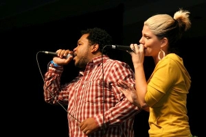 Rey Luna et Tara Ellis en représentation au centre bahá’í de Los Angeles