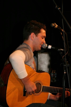 Andy Grammer, un des 17 artistes participant à l’album “ Arise ” par The Dawnbreaker Collective.