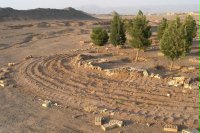 Le cimetière bahá’í de Yazd en Iran, détruit en juillet 2007. Les traces et les dégâts confirment l'usage d'équipement lourd.
