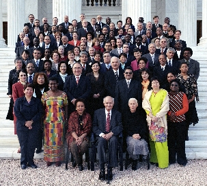 Dr. Varqá, au centre de cette photographie, prise lors de la Conférence du Corps Continental des Conseillers le 28 décembre 2005 entouré des membres de la Maison universelle de Justice et des membres du Corps Continental des Conseillers