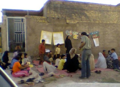 Des animateurs et des enfants sont réunis pour une classe à Sahlabad, dans les environs de Chiraz. D’autres classes de cette nature ont été fermées par le gouvernement en 2006.