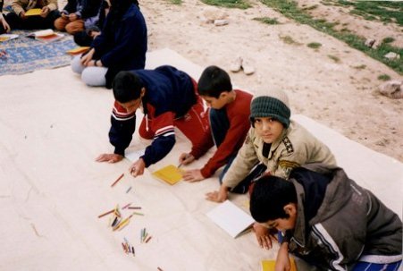 Des enfants travaillent dans leur classe à Sahlabad, à côté de Chiraz, en Iran,. Des classes telles que celle-ci ont fermées par le gouvernement en 2006.