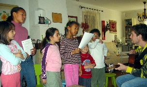 Apprendre un chant est toujours synonyme de temps festif. Les jeunes et un de leur animateur, d’une classe d’enfants d’Aix-en-Provence, répètent un chant pour la fête des Jours Intercalaires du 1er mars.